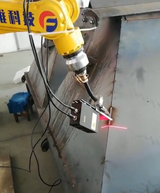 博智慧達激光焊縫跟蹤系統(tǒng)配合安川，F(xiàn)ANUC，ABB等焊接機器人焊接引導(dǎo)尋位 